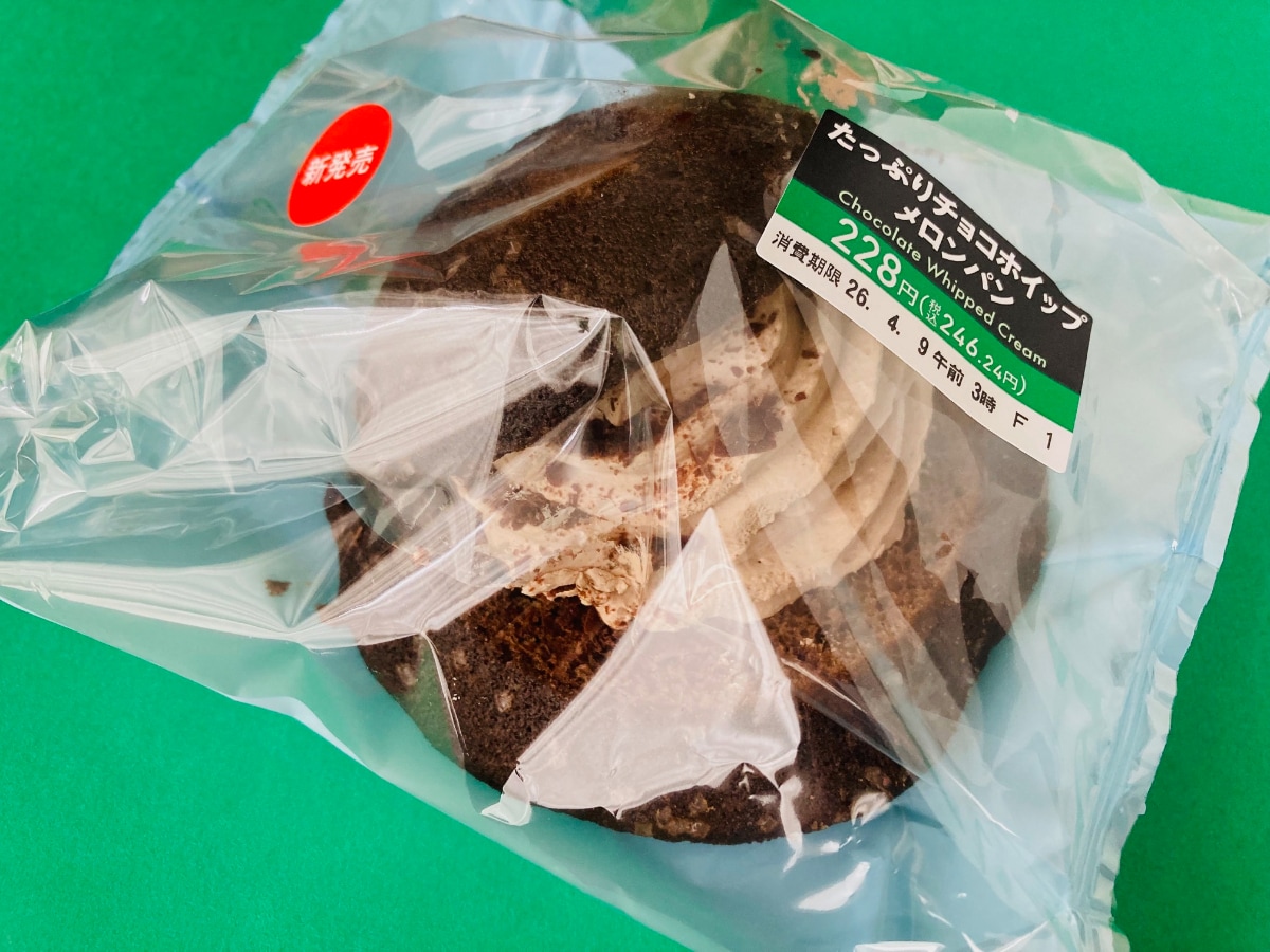 「チョコづくし!!」「美味しすぎた!!」【セブン】「たっぷりチョコホイップメロンパン」