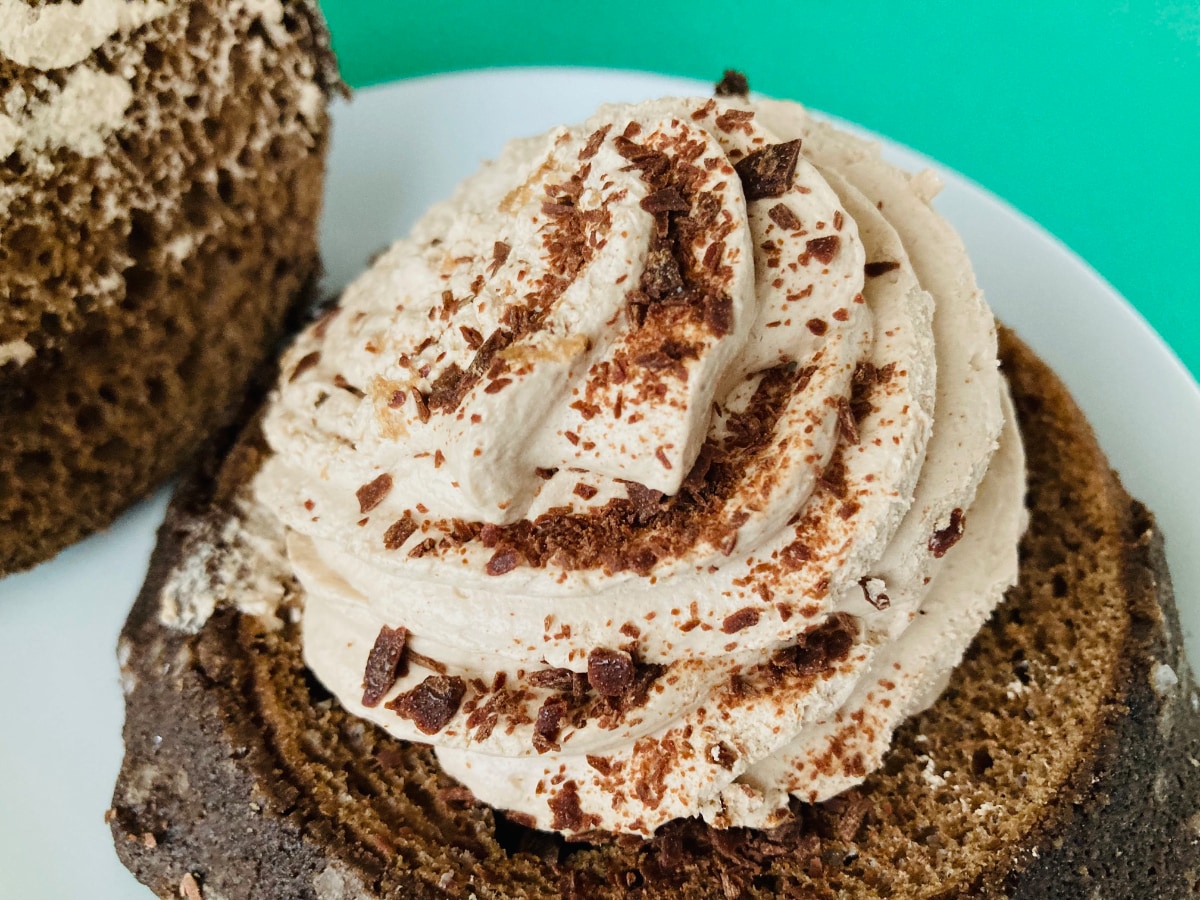 「チョコづくし!!」「美味しすぎた!!」【セブン】「たっぷりチョコホイップメロンパン」