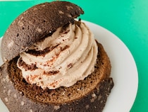 「チョコづくし！！」「美味しすぎた！！」【セブン】「たっぷりチョコホイップメロンパン」