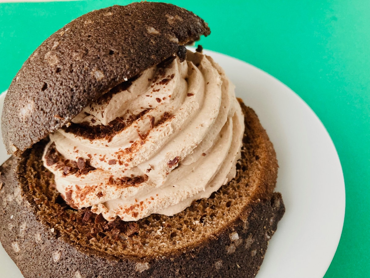 「チョコづくし!!」「美味しすぎた!!」【セブン】「たっぷりチョコホイップメロンパン」