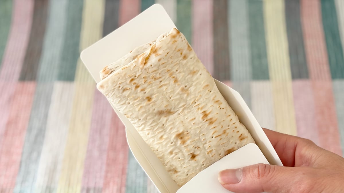 とろけるチーズと濃厚トマトが贅沢!【セブン】のブリトーを食べてみた