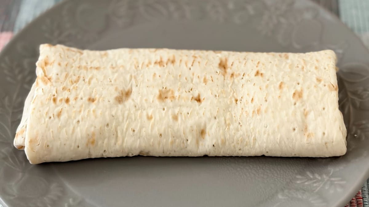 とろけるチーズと濃厚トマトが贅沢!【セブン】のブリトーを食べてみた