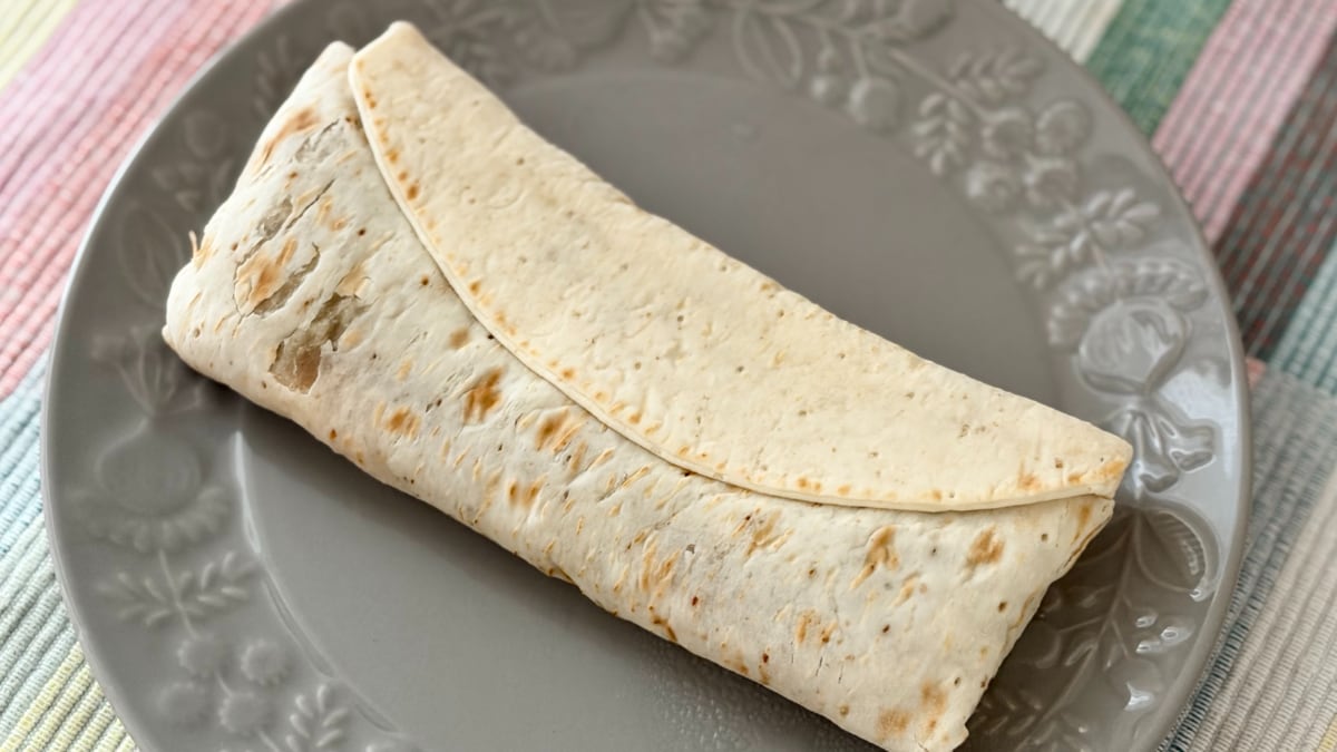 とろけるチーズと濃厚トマトが贅沢!【セブン】のブリトーを食べてみた