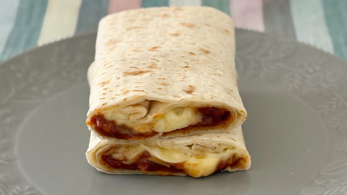 とろけるチーズと濃厚トマトが贅沢!【セブン】のブリトーを食べてみた