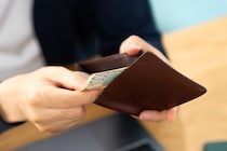 昇進で浮かれる夫と「口をきかない妻」の断絶。浪費実母のランチ乱入と自閉症児の“抜けた歯”パニック