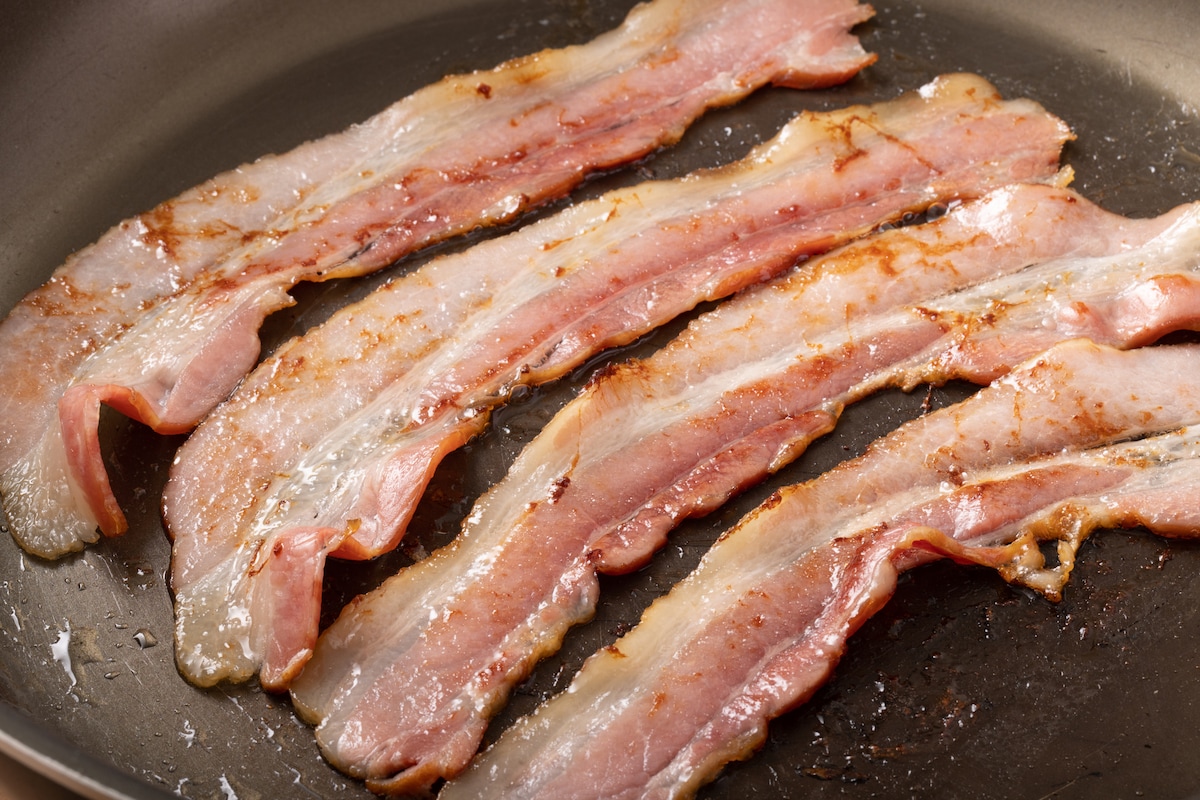 冷たいフライパンで焼く「カリカリベーコン」と春の濃厚カルボナーラ。食べすぎ注意な「えのき」の裏ワザ