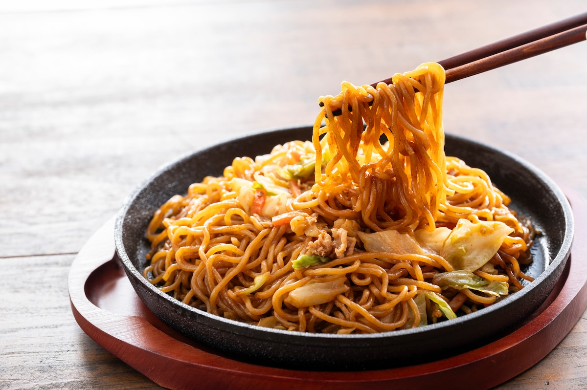 めんつゆお揚げ×チーズの「最強おつまみ」と焼きそばを旨くする3つのコツ。レンジで冷凍辛みそラーメン