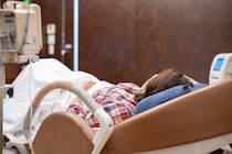 元カノと密会した夫への「妻の決断」。分娩室の緊急事態と、帰省のたびに孫を独占したがる義母への怒り