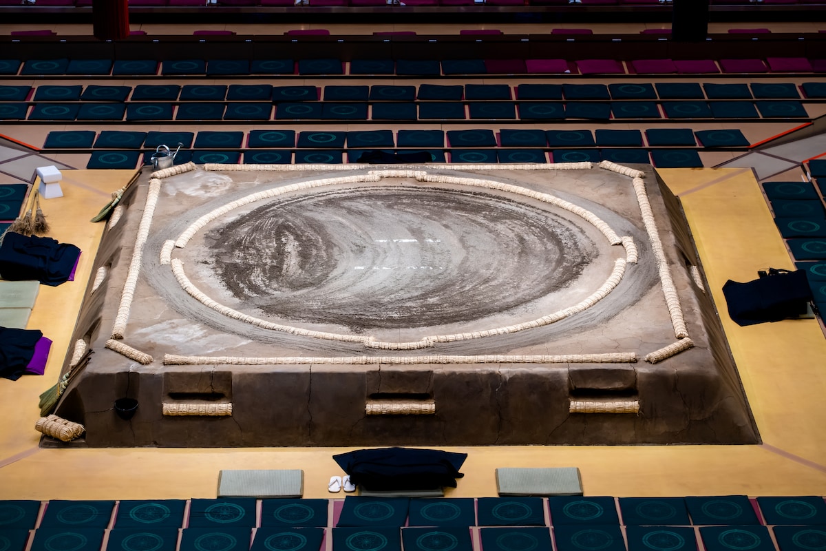 春場所騒然！「オペラ美声」の声援と客席の人気芸人。豊昇龍が掴んだ「1700万円」の懸賞束に夢の嵐