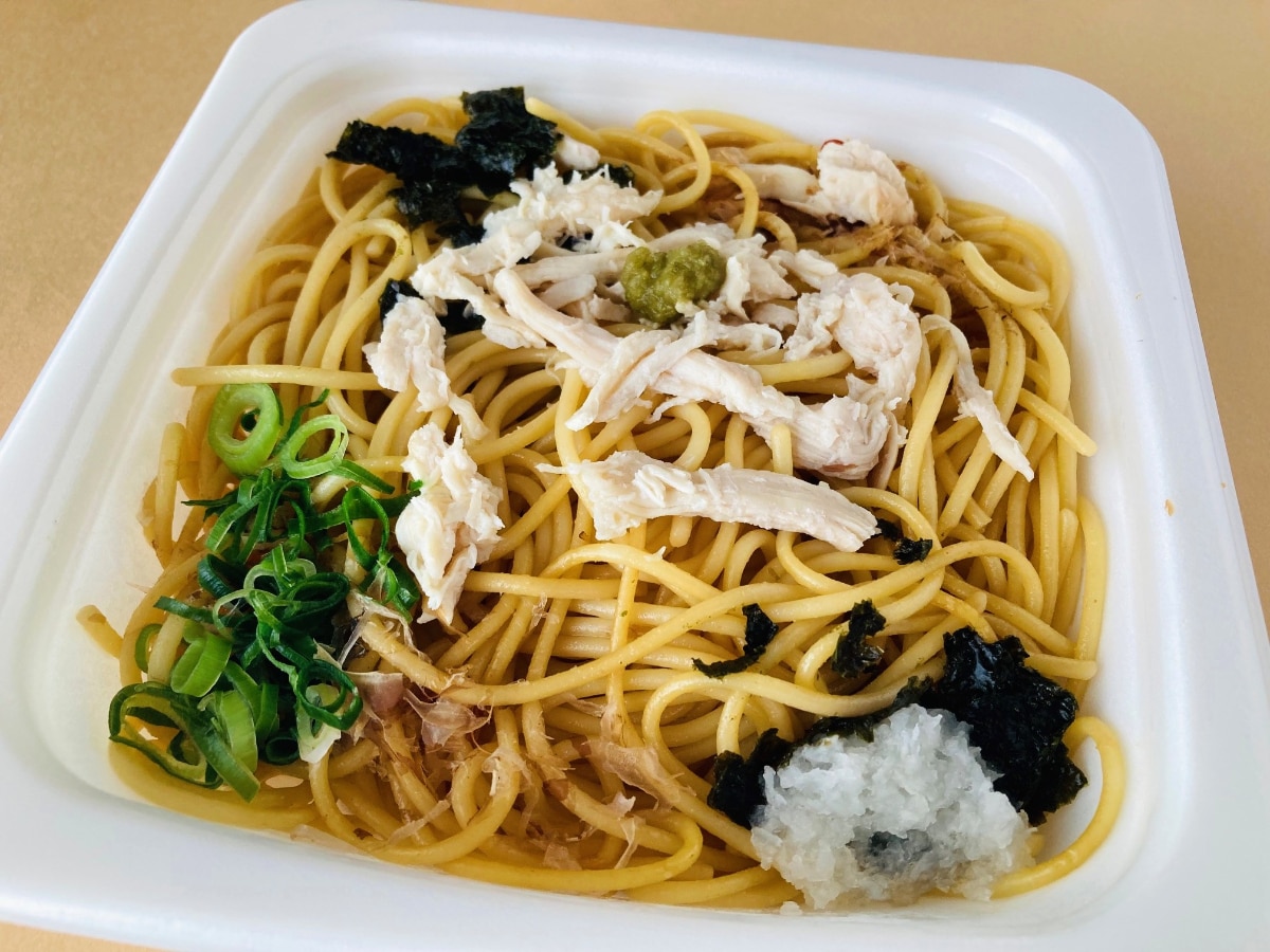 ゆず胡椒の存在感がよき!【ファミマ】優しい味わいの「蒸し鶏のゆず胡椒ぽん酢パスタ」