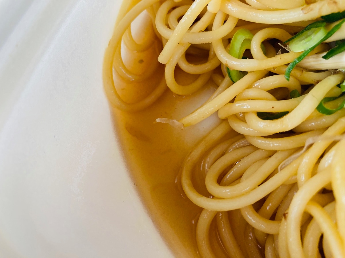 ゆず胡椒の存在感がよき!【ファミマ】優しい味わいの「蒸し鶏のゆず胡椒ぽん酢パスタ」