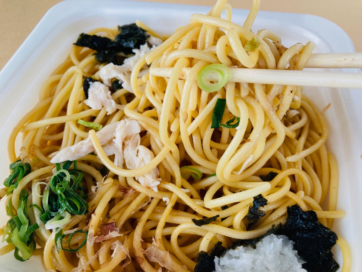 ゆず胡椒の存在感がよき!【ファミマ】優しい味わいの「蒸し鶏のゆず胡椒ぽん酢パスタ」