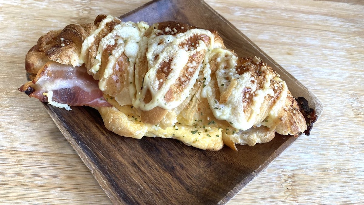 サクッ♪ホテルで食べるパンのような味わいに感動【セブン】本格的なクロワッサンサンドが超美味だった