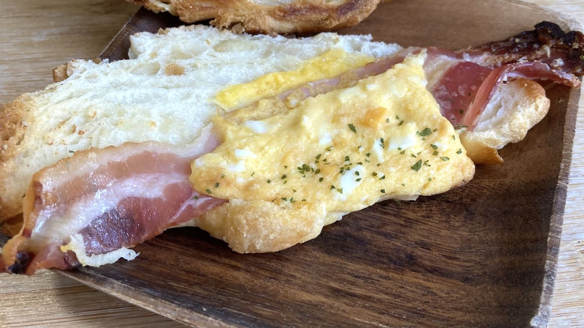 サクッ♪ホテルで食べるパンのような味わいに感動【セブン】本格的なクロワッサンサンドが超美味だった