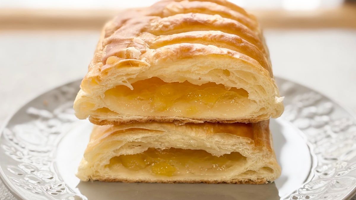 りんごの甘酸っぱさとシャキシャキ感を堪能【セブン】のずっしり菓子パン