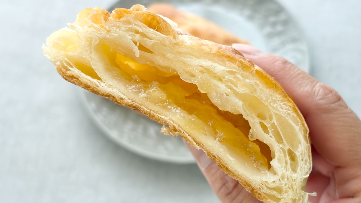 りんごの甘酸っぱさとシャキシャキ感を堪能【セブン】のずっしり菓子パン