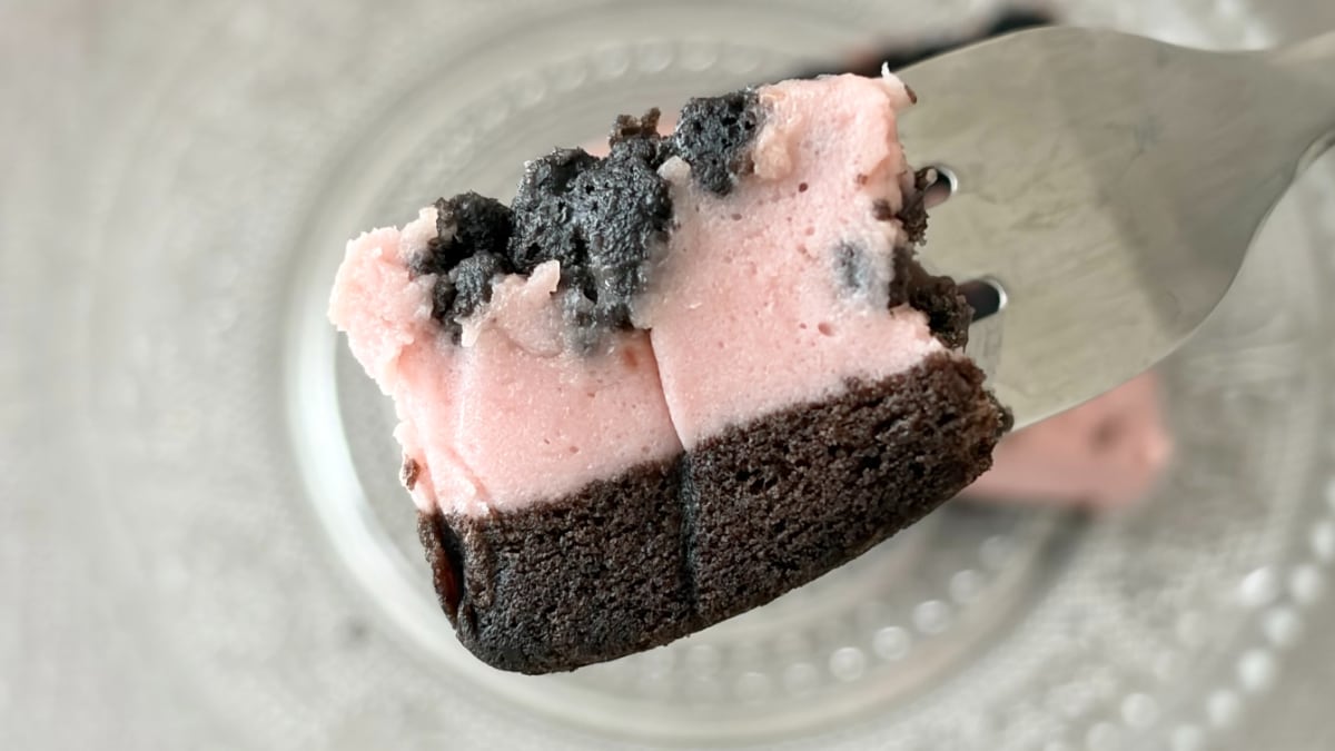 甘酸っぱさと多彩な食感が楽しめる!【セブン】のワンハンドケーキって?