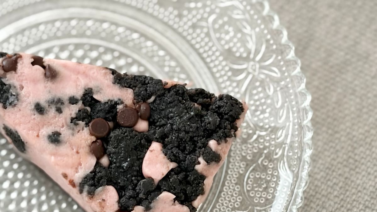 甘酸っぱさと多彩な食感が楽しめる!【セブン】のワンハンドケーキって?