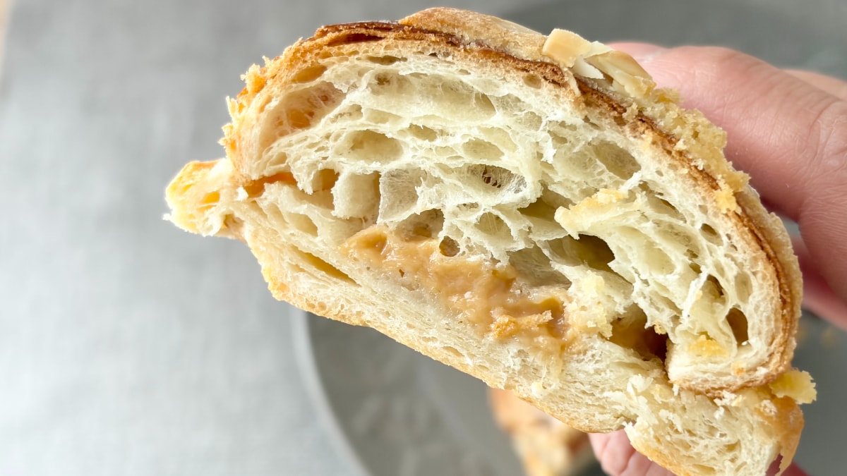 「香り上品で幸せ」「リッチ感あり」【セブン】の新作紅茶パンが贅沢！