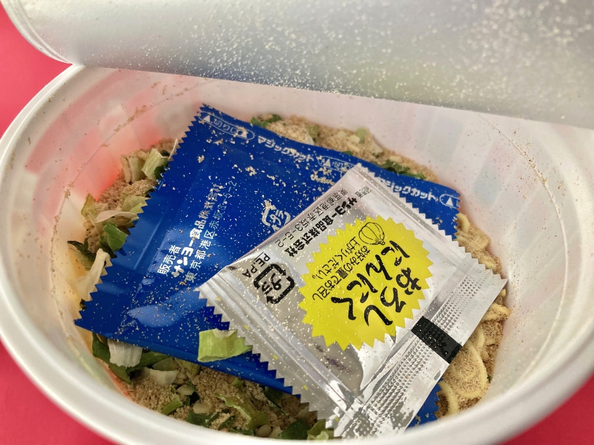 「にんにく入れたら飛ぶぞ！！」「即ファミマに買いに行った！！」【ファミマ】ふくちゃんラーメン監修の豚骨ラーメン