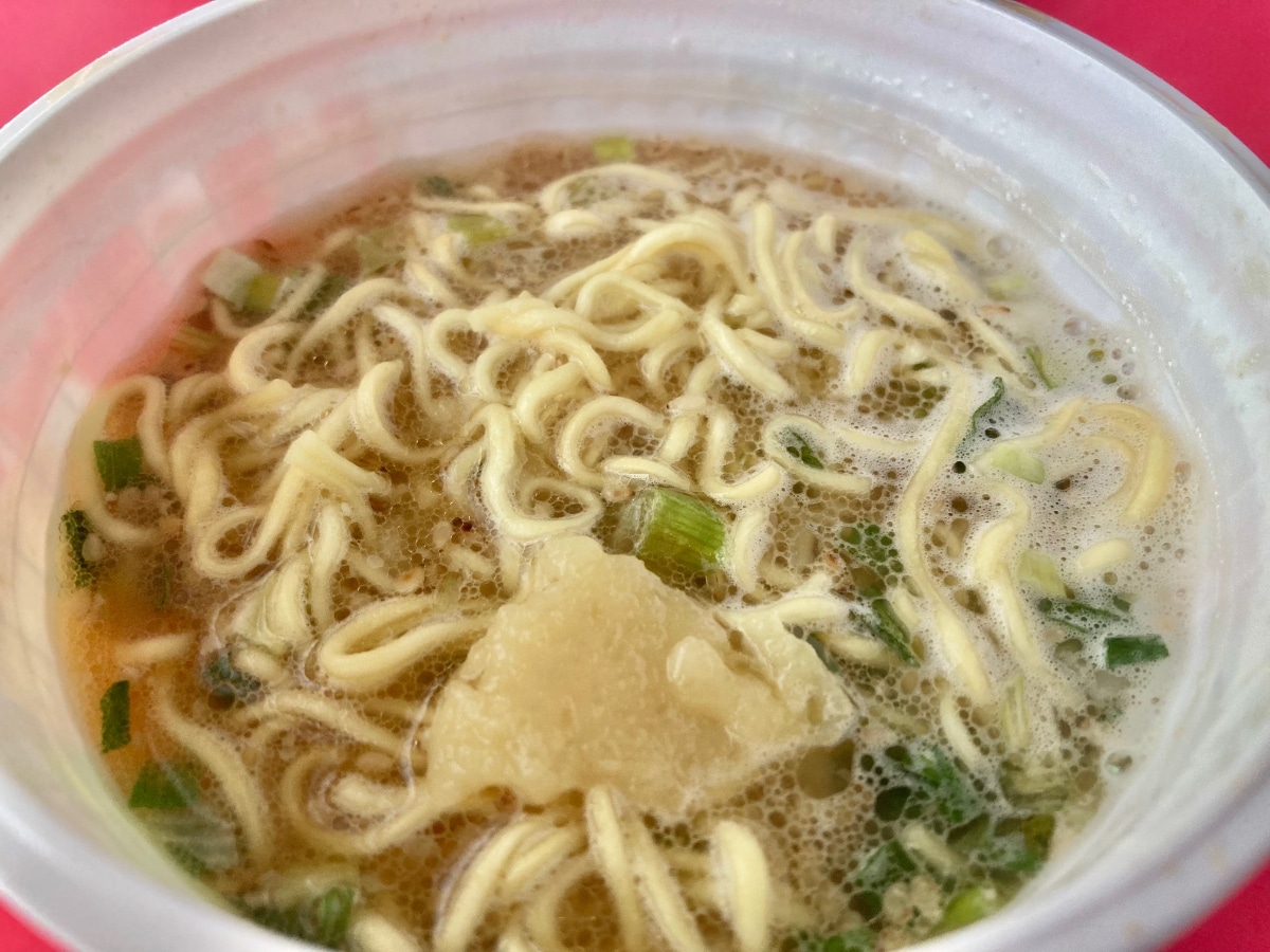 「にんにく入れたら飛ぶぞ！！」「即ファミマに買いに行った！！」【ファミマ】ふくちゃんラーメン監修の豚骨ラーメン
