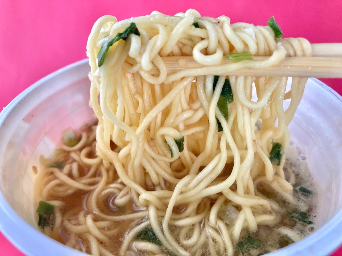 「にんにく入れたら飛ぶぞ！！」「即ファミマに買いに行った！！」【ファミマ】ふくちゃんラーメン監修の豚骨ラーメン