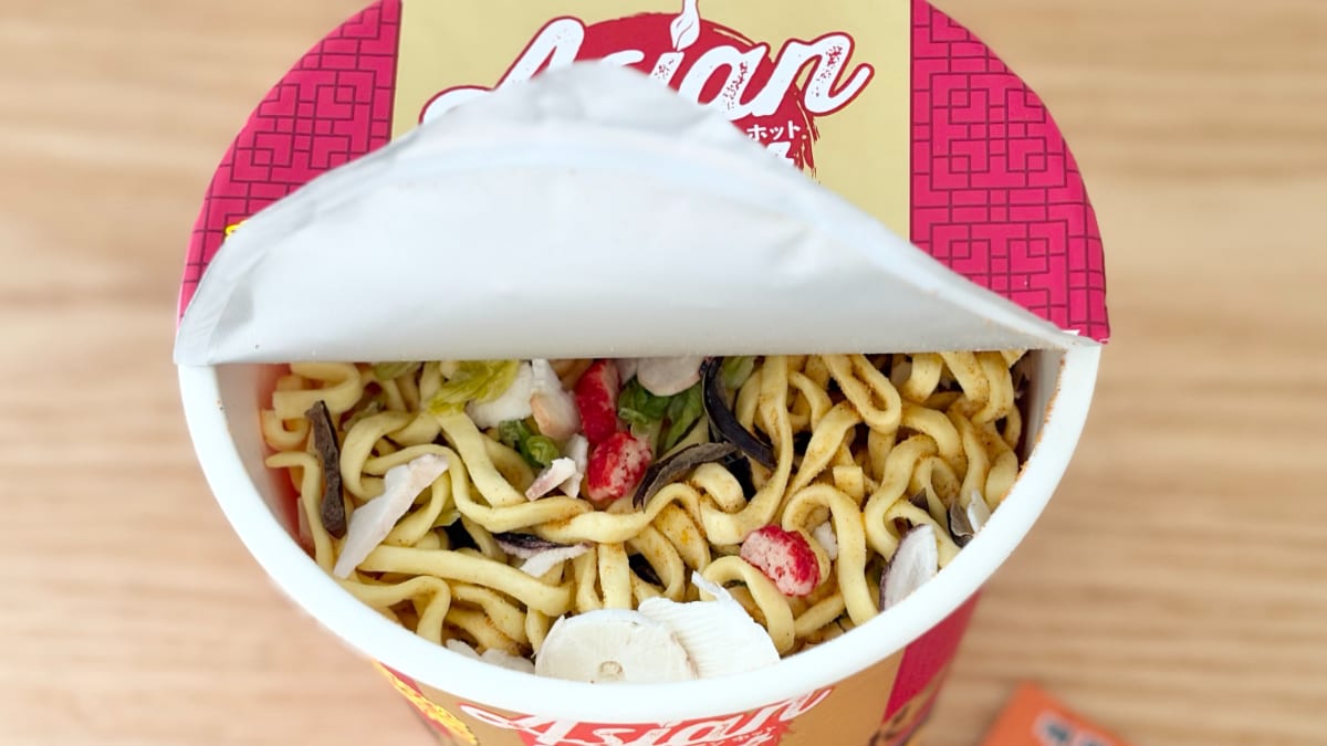 ピリ辛スープがクセになる！【明星】海鮮の旨みも楽しめる新作カップ麺