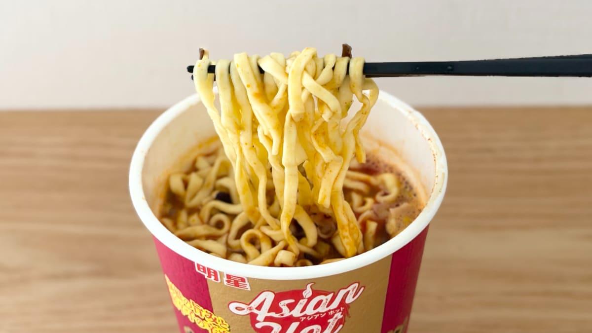 ピリ辛スープがクセになる！【明星】海鮮の旨みも楽しめる新作カップ麺