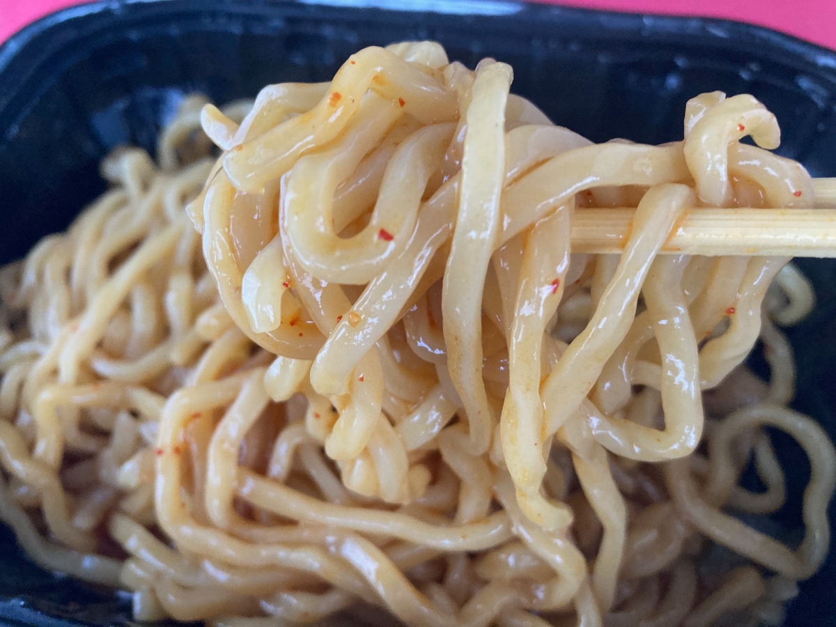 ピリ辛で旨味もしっかり味わえる！【セブン】腹ペコ状態にはたまらない「大盛り油そば」