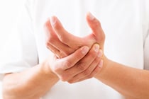 手の甲に現れる梅毒のサインと心臓病に似た「肋間神経痛」。難病SLEと闘う若者の孤独と真実