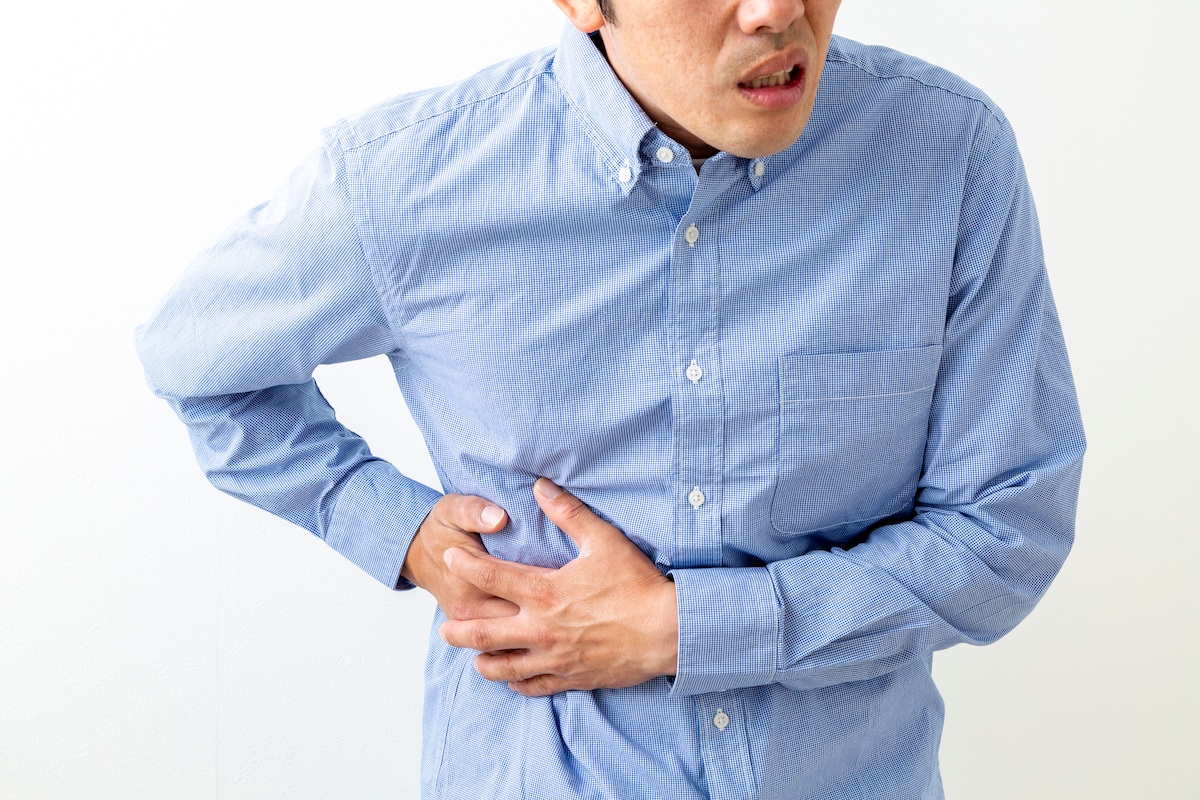 右脇腹の痛みは内臓の病気？血糖値上昇のサインと、松本純氏の訃報から学ぶ胃がんの初期症状
