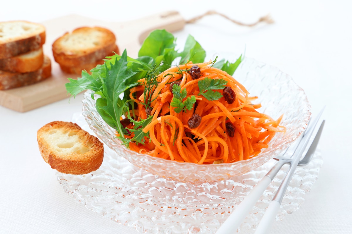 火を使わず彩り副菜！ツナとにんじんのラペ＆レンジで完結「丸ごとにんじんサラダ」とカリッとチーズ焼き