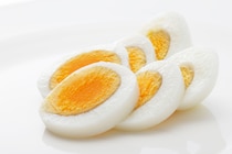 ゆで卵が道具なしでスパッ！キャベツとカニカマの時短サラダ＆体に優しい「やわらか料理」の新習慣