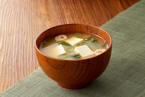 冷蔵庫に野菜がない日の「極上みそ汁」！野菜の「食べられる」見分け方と包丁いらずの豆腐サラダ