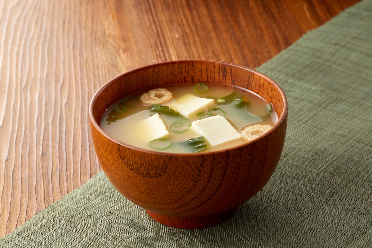冷蔵庫に野菜がない日の「極上みそ汁」！野菜の「食べられる」見分け方と包丁いらずの豆腐サラダ