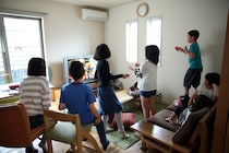 寝室に入りベッドで飛び跳ね…やりたい放題の友人に息子が一喝！孫に作ったちゃんちゃんこに「国宝級」の声。10分で絶品こんにゃく炒め