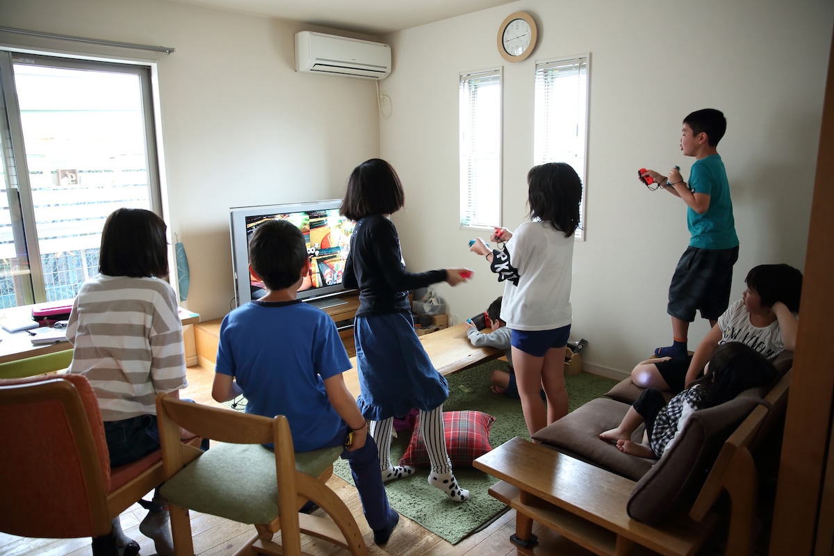 寝室に入りベッドで飛び跳ね…やりたい放題の友人に息子が一喝！孫に作ったちゃんちゃんこに「国宝級」の声。10分で絶品こんにゃく炒め