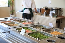 朝食ビュッフェでカオス！→夫の衝撃発言に絶句。「夫が出張で…」妻の“寂しい”ひとりご飯に共感の嵐！？材料4つで完成！爆速スイーツ