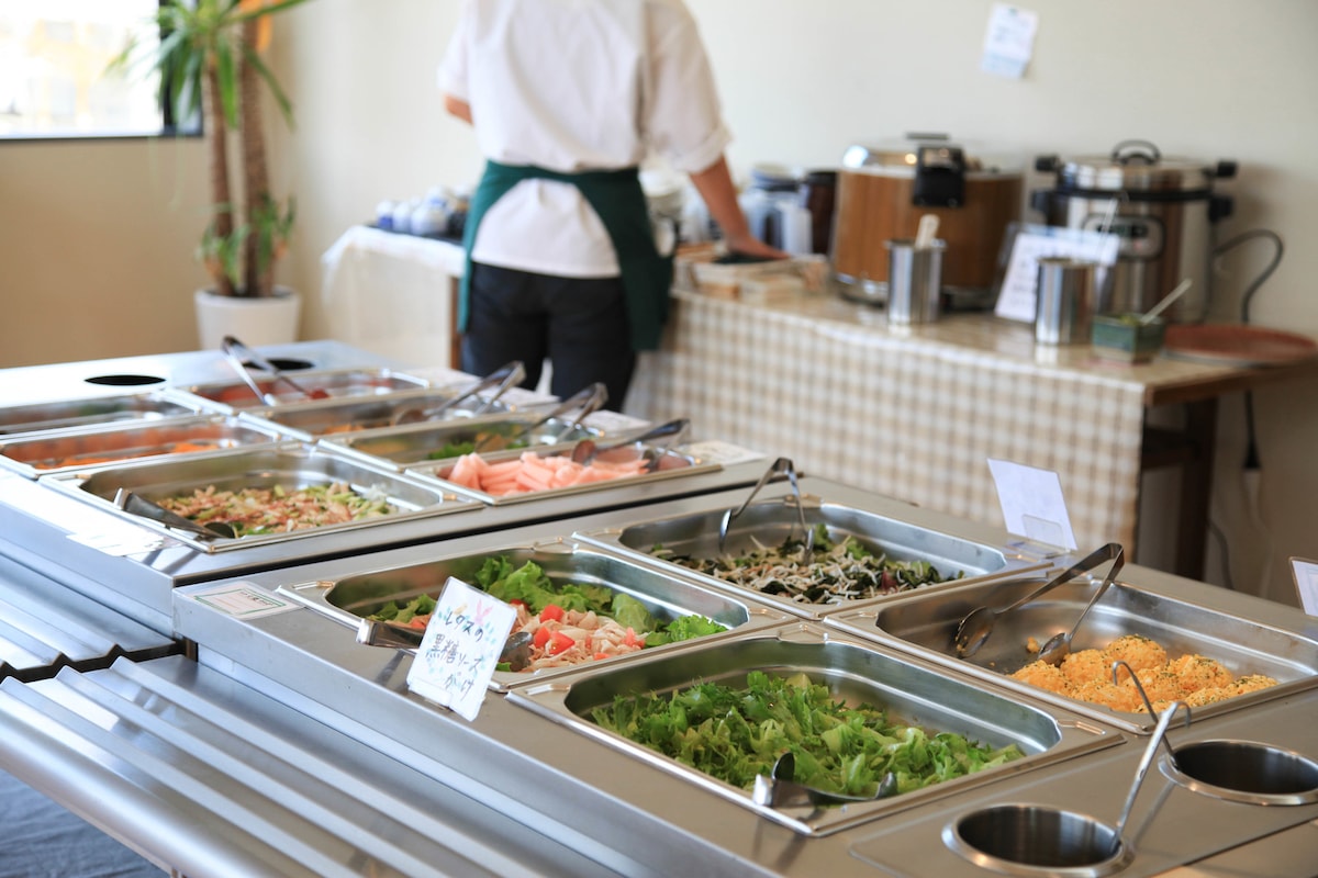 朝食ビュッフェでカオス！→夫の衝撃発言に絶句。「夫が出張で…」妻の“寂しい”ひとりご飯に共感の嵐！？材料4つで完成！爆速スイーツ