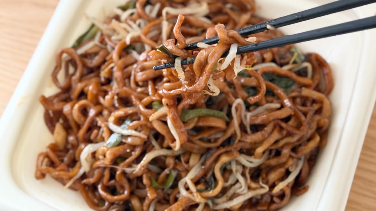 「これハマるわ」「ジャンクすぎる」【ファミマ】のコラボ麺がパンチ抜群