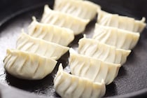 冷凍餃子は「フライパン」で焼かないのが正解!? 元パティシエ直伝の玉ねぎマフィン＆残念なイチゴがご馳走に変わる裏ワザ