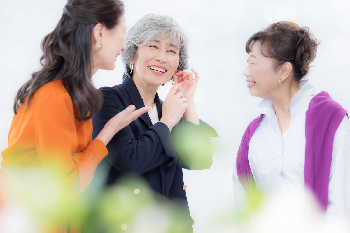 これで「おば見え」回避！40代・50代が陥る「メイクと服のズレ」と時代遅れな春シューズの見直し術