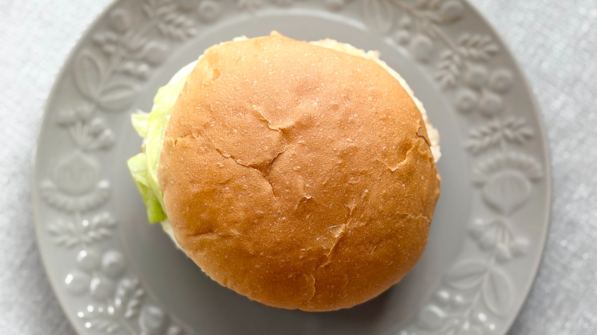 甘辛い特製ソースで満足度高め！【ファミマ】のハンバーガーの味は？