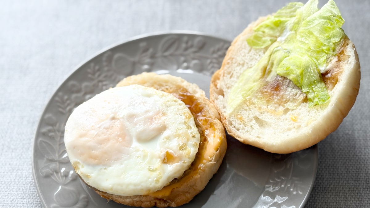 甘辛い特製ソースで満足度高め！【ファミマ】のハンバーガーの味は？