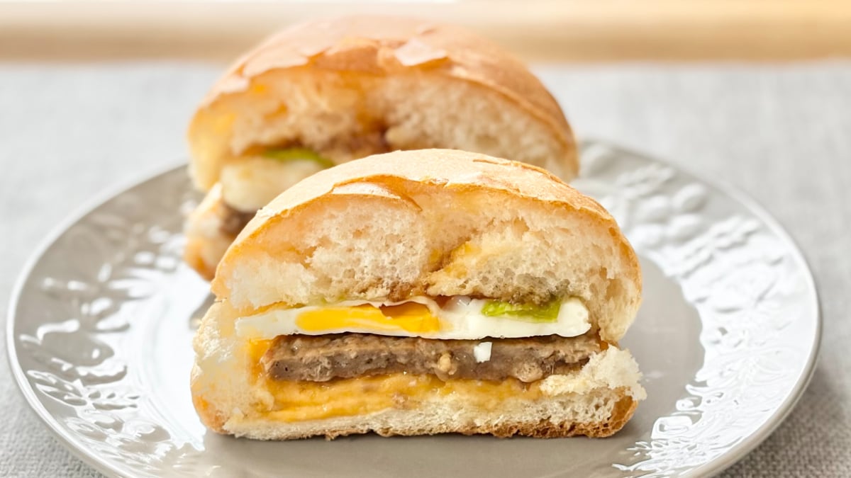 甘辛い特製ソースで満足度高め！【ファミマ】のハンバーガーの味は？