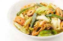 冷蔵庫の常備品2つで完成！「ちくわとキャベツのカレー炒め」＆お花見で主役になる厚焼き玉子巻き・包丁いらずのウインナー術