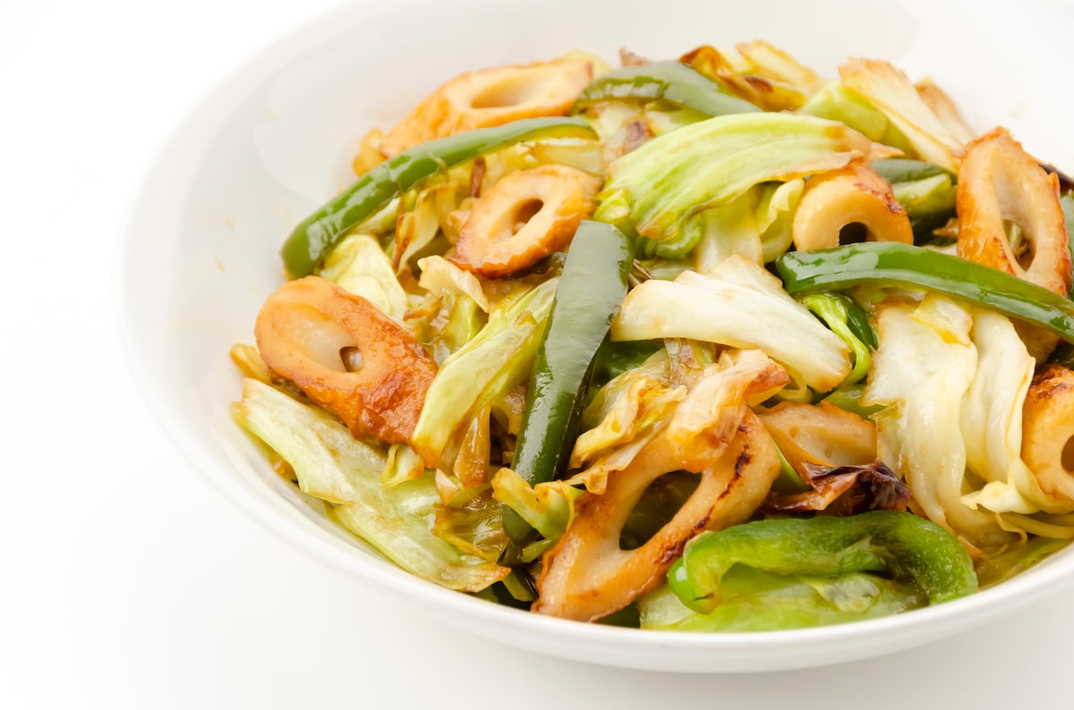 冷蔵庫の常備品2つで完成！「ちくわとキャベツのカレー炒め」＆お花見で主役になる厚焼き玉子巻き・包丁いらずのウインナー術