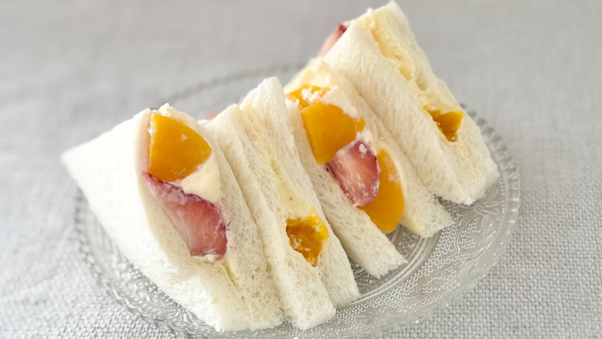 フルーツごろごろで幸せ～！【ローソン×八天堂】のサンドイッチが贅沢