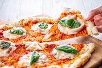 発酵なしの豆腐ピザ生地が革命的！オーブン不要の「グリル術」と、薄皮がたまらない「平焼きポテトおやき」、ちくわ1つで完結するおつまみ4選