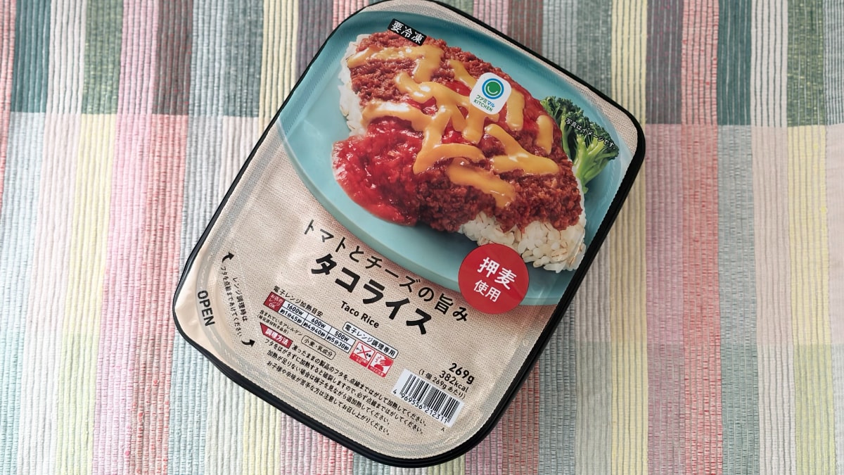 「ピリ辛な感じ」「こりゃあ美味しいー！」【ファミマ】の冷凍沖縄グルメ